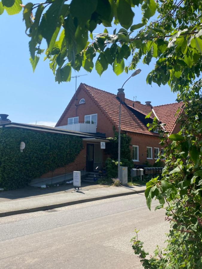 Bed And Books Pa Oesterlens Gaesthaerbaerge Glemminge Exterior foto